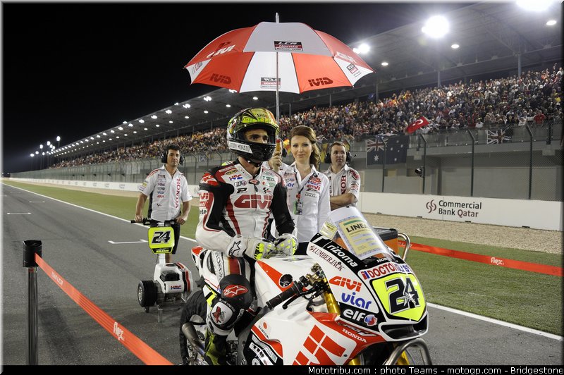 motogp_qatar_2011_pitbabes_07