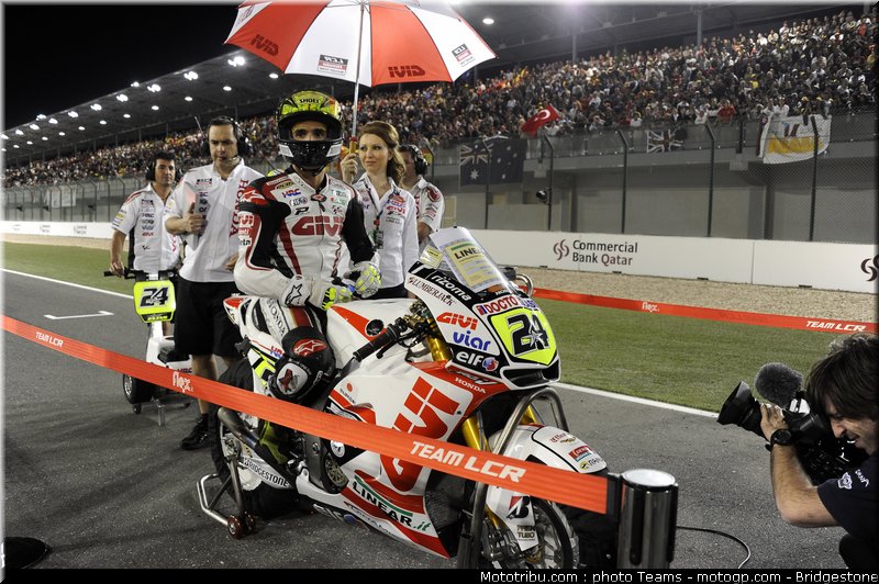 motogp_qatar_2011_pitbabes_09