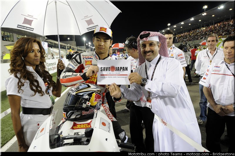 motogp_qatar_2011_pitbabes_11