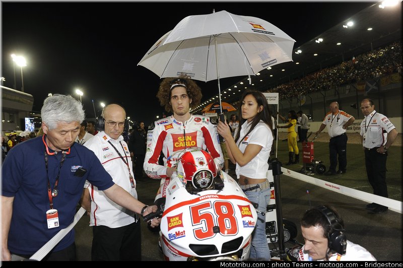 motogp_qatar_2011_pitbabes_13