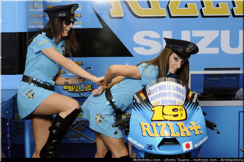 motogp_qatar_2011_pitbabes_14