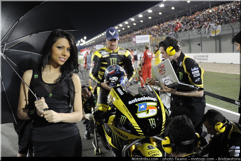 motogp_qatar_2011_pitbabes_17