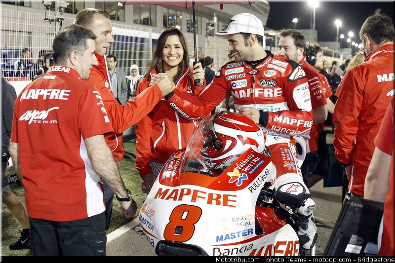 motogp_qatar_2011_pitbabes_18