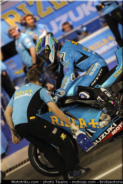 motogp_qatar_2011_pitbabes_22