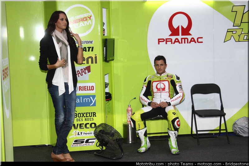 motogp_qatar_2011_pitbabes_23