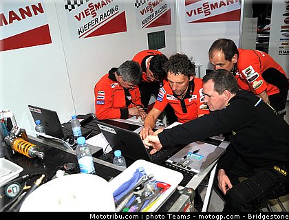 moto2_qatar_2011_bradl_03.jpg