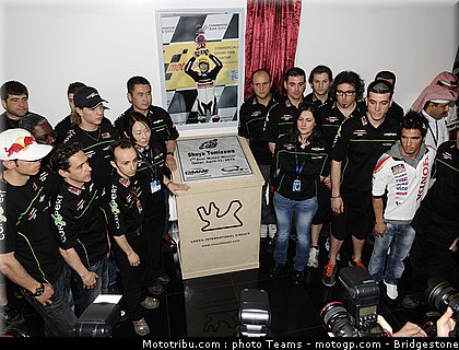 moto2_qatar_2011_cip_tomizawa_hommage.jpg
