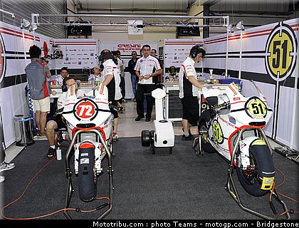 moto2_qatar_2011_team_gresini_3.jpg