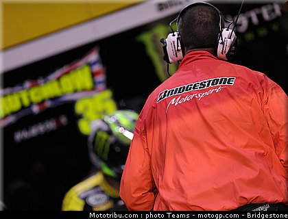 motogp_qatar_2011_bridgestone_04.jpg