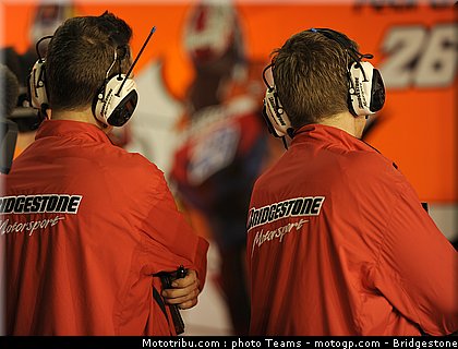 motogp_qatar_2011_bridgestone_08.jpg