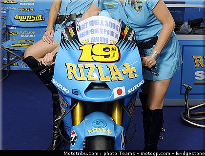 motogp_qatar_2011_pitbabes_02.jpg