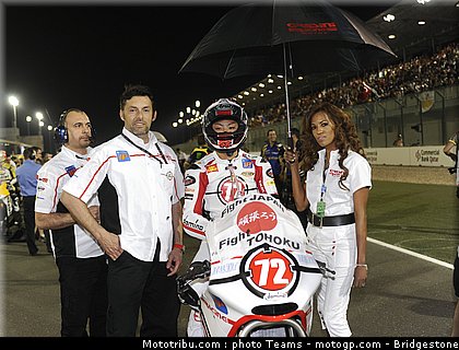 motogp_qatar_2011_pitbabes_03.jpg