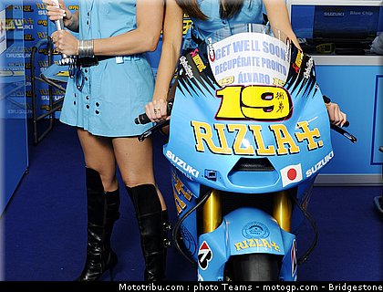 motogp_qatar_2011_pitbabes_04.jpg