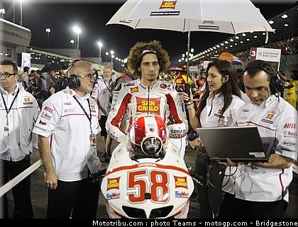 motogp_qatar_2011_pitbabes_05.jpg