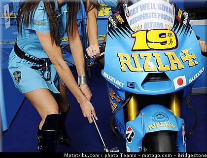 motogp_qatar_2011_pitbabes_06.jpg
