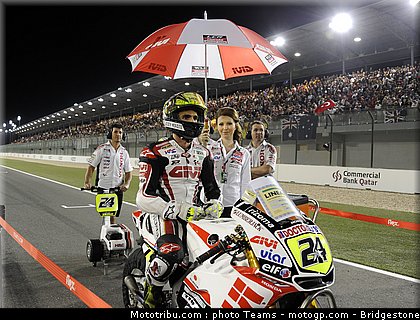 motogp_qatar_2011_pitbabes_07.jpg