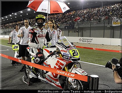 motogp_qatar_2011_pitbabes_09.jpg
