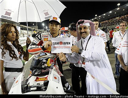 motogp_qatar_2011_pitbabes_11.jpg