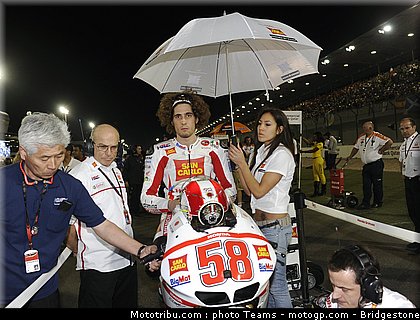motogp_qatar_2011_pitbabes_13.jpg