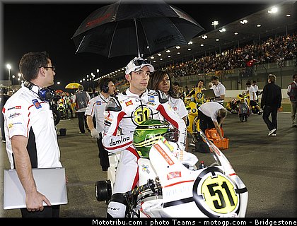 motogp_qatar_2011_pitbabes_15.jpg