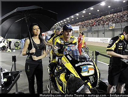 motogp_qatar_2011_pitbabes_19.jpg