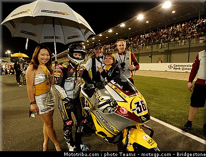 motogp_qatar_2011_pitbabes_20.jpg