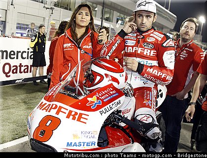 motogp_qatar_2011_pitbabes_21.jpg