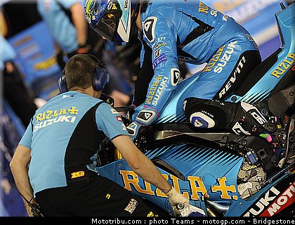 motogp_qatar_2011_pitbabes_22.jpg