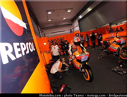 motogp_qatar_2011_stoner_14.jpg