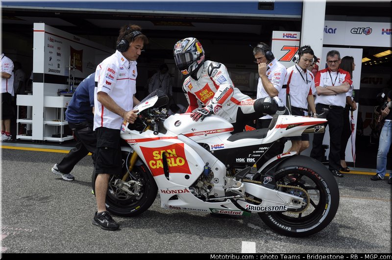 motogp_aoyama_01_portugal_2011_estoril