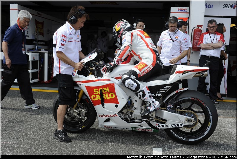 motogp_aoyama_04_portugal_2011_estoril