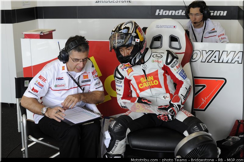 motogp_aoyama_09_portugal_2011_estoril