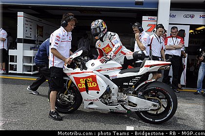 motogp_aoyama_01_portugal_2011_estoril.jpg