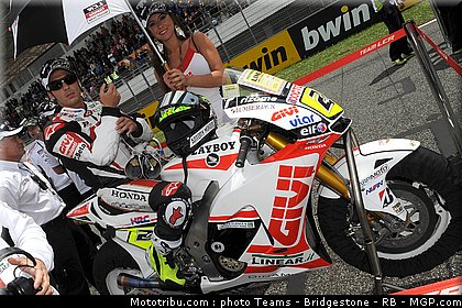 motogp_pitbabe_05_portugal_2011_estoril.jpg