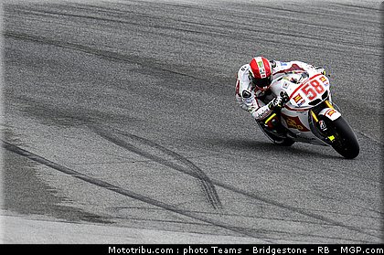 motogp_simoncelli_23_portugal_2011_estoril.jpg