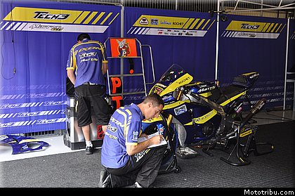 moto2_tech3_18_catalogne_montmelo_2011.JPG