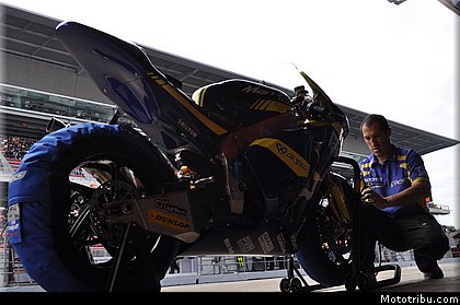 moto2_tech3_21_catalogne_montmelo_2011.JPG