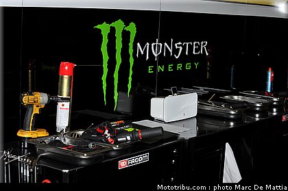 motogp_crutchlow_17_catalogne_montmelo_2011.JPG