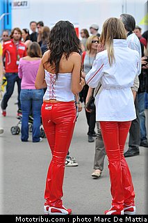 motogp_pitbabes_13_catalogne_montmelo_2011.JPG