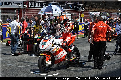 moto2_bradl_01_catalogne_montmelo_2011.jpg