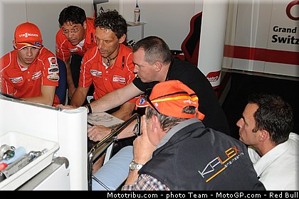moto2_bradl_03_catalogne_montmelo_2011.jpg