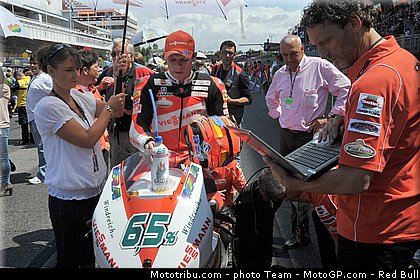 moto2_bradl_04_catalogne_montmelo_2011.jpg