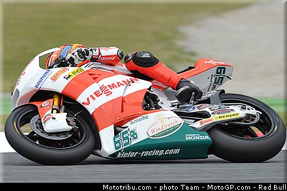 moto2_bradl_08_catalogne_montmelo_2011.jpg
