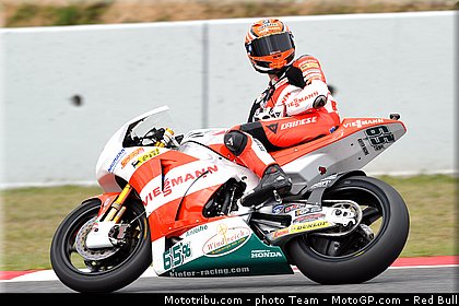 moto2_bradl_12_catalogne_montmelo_2011.jpg