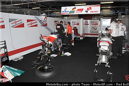moto2_bradl_19_catalogne_montmelo_2011.jpg