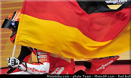 moto2_bradl_22_catalogne_montmelo_2011.jpg