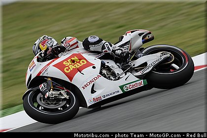 motogp_aoyama_02_catalogne_montmelo_2011.jpg
