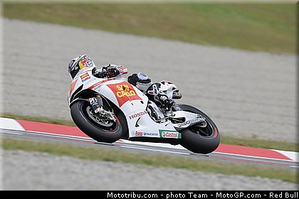 motogp_aoyama_24_catalogne_montmelo_2011.jpg