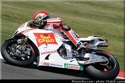 motogp_simoncelli_10_angleterre_silverstone_2011.jpg