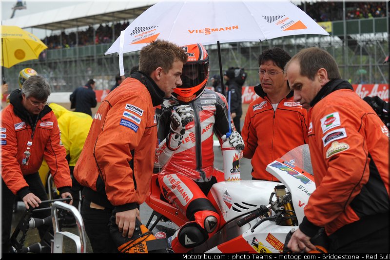 moto2_bradl_01_angleterre_silverstone_2011
